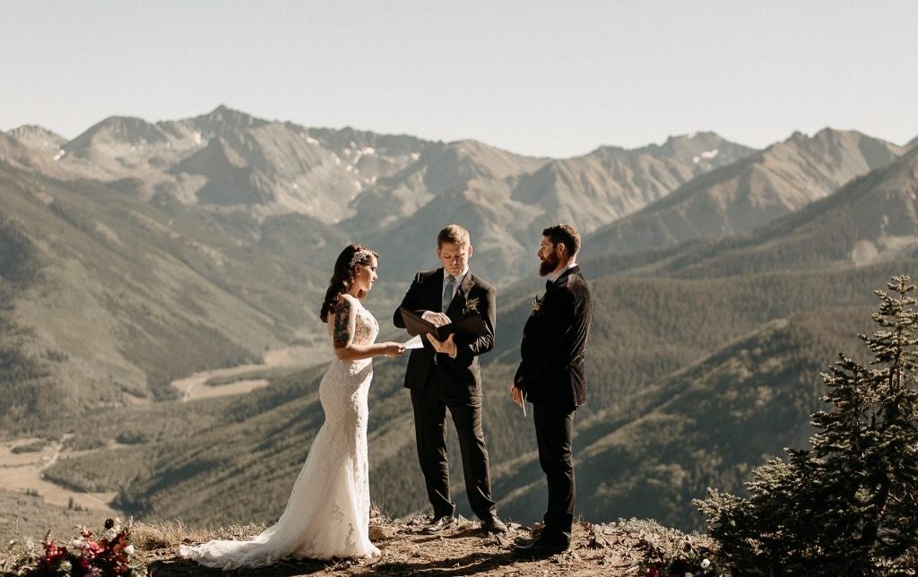 micro wedding on mountain